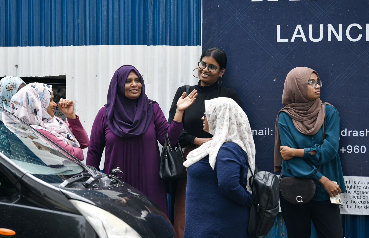 ހެލްތު މިނިސްޓްރީ ހިންގާ ރޯޝަނީ ބިލްޑިންގަށް މިއަދު ހެނދުނު ގުޑުން އެރުމުން، އެ އިމާރާތުގައި މަސައްކަތްކުރާ ބައެއް މުވައްޒަފުން މަގުމަތީގައި.---ފޮޓޯ: ނިޝާން އަލީ| މިހާރު