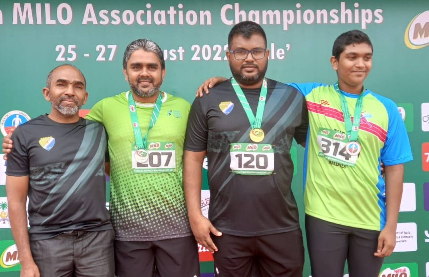 ޝޮޓްޕުޓް އިން ލޯ މެޑަލް ހޯދި މާހިލް (ކ) ރަން މެޑަލް ހޯދި ޝަމްއޫން ރިހި މެޑަލް ހޯދި މާޒިން އާއެކު ލެޖެންޑްރީ ދުވުންތެރިޔާ ހުސައިން ރިޔާޒު (ބޭބެ ރިޔާ) ފޮޓޯ އަކަށް ހުއްޓިލައިގެން