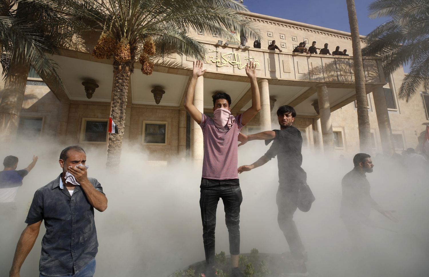 އޮގަސްޓް 29، 2022: އިރާގުގެ ނުފޫޒު ގަދަ ޝީއީ ލީޑަރު މުގްތަދާ އައްސަދްރަށް ތާއީދުކުރާ މީހުން ރިއާސީ ގަނޑުވަރަށް ވަދެގަނެ އެ ތަން ހިފަން މަސައްކަތް ކުރުމުން، ފުލުހުން ކަރުނަގޭސް ޖަހައި އާންމުން އެތަނުން ނެރެނީ. --އޭއެފްޕީ