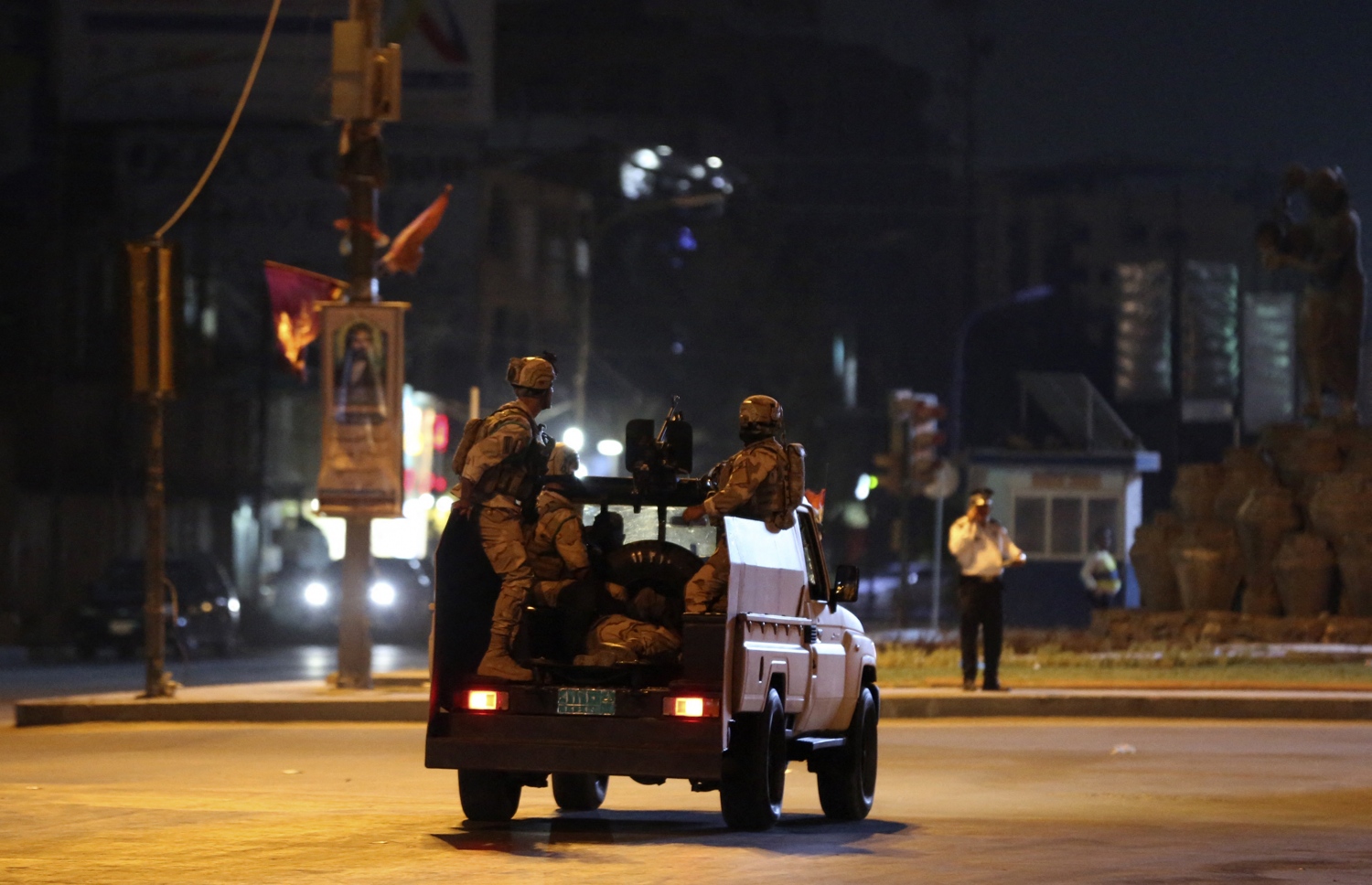 އޮގަސްޓް 29، 2022؛ އިރާގުގެ ވެރިރަށް ބަޣުދާދުގައި ހިނގަމުންދާ ކުރިމަތިލުންތައް މައިތިރި ކުރުމަށް އިރާގުގެ ސަލާމަތީ ބާރުތަކުގެ ސިފައިންނާއި ފުލުހުން މަސައްކަތް ކުރަނީ،. --އޭއެފްޕީ