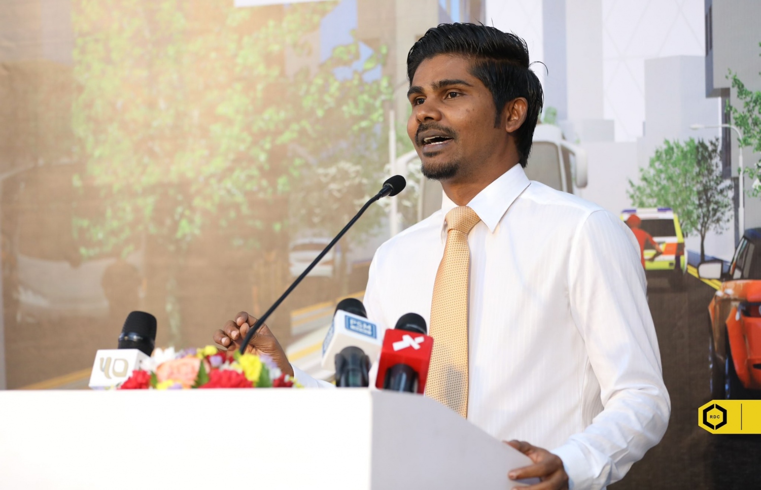 އަމީނީމަގު މަރާމާތުކުރުމުގެ މަޝްރޫއު ފެށުމުގެ ގޮތުން ބޭއްވި ރަސްމިއްޔާތުގައި އާރްޑީސީގެ މެނޭޖިން ޑިރެކްޓަރު މޫސާ އަލި މަނިކު (މޫކޭ) ވާހަކަދައްކަވަނީ -- ފޮޓޯ: އާރްޑީސީ