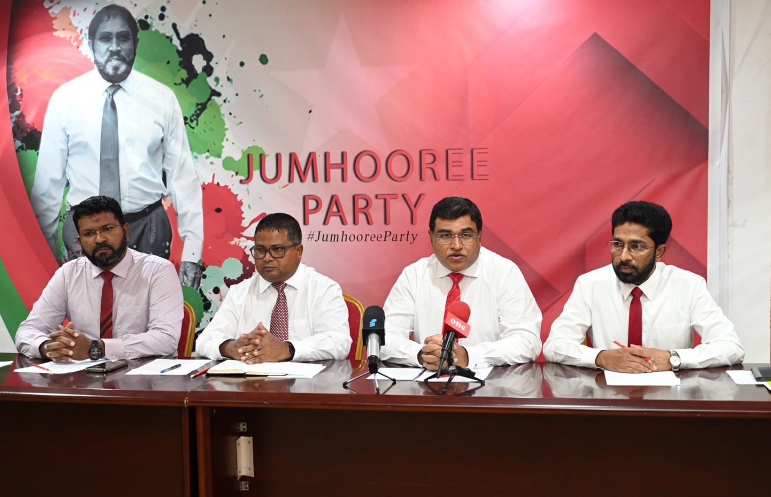 ޖޭޕީގެ ދެ ޑެޕިއުޓީ ލީޑަރުން ކަމަށްވާ އަމީނާއި ޑރ. ހުސައިންގެ އިތުރުން ކޮންގްރެސްއާ ބެހޭ ކޮމިޓީގެ ދެ ބޭފުޅުން ކަމަށްވާ އަޒްލީން އަދި ޝަހުދީ ނިއުސް ކޮންފަރެންސެއްގައި ބައިވެރިވެވަޑައިގަންނަވަނީ.---ފޮޓޯ: ޖޭޕީ