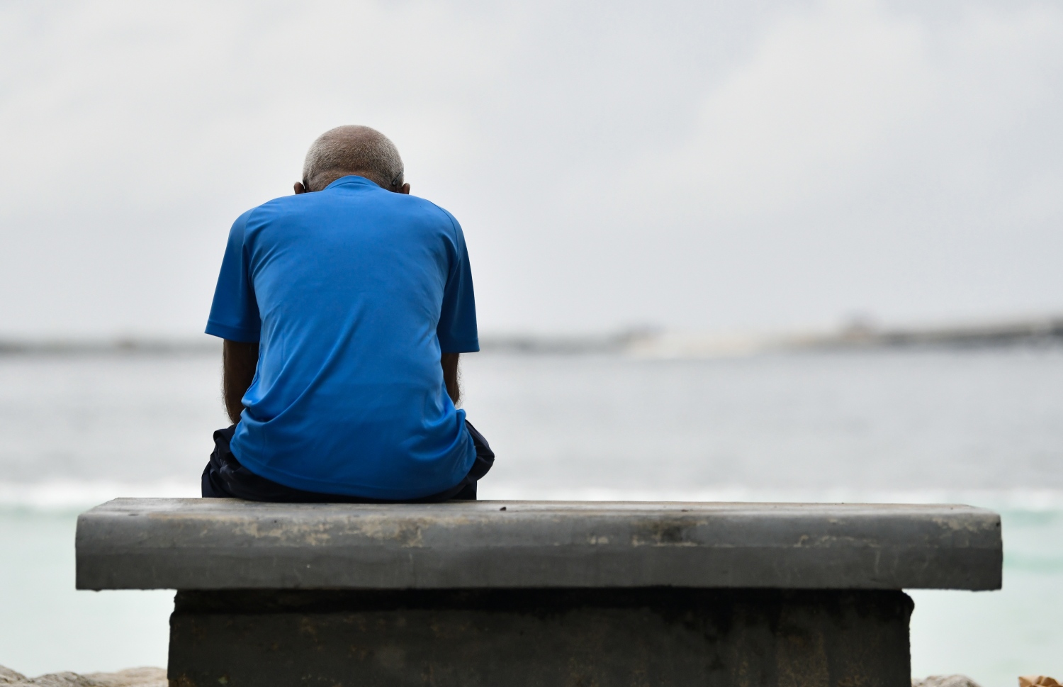 އުމުރުން ދުވަސްވީ ފިރިހެނަކު އާޓިފިޝަލް ބީޗުގެ ގޮނޑިއެއްގައި އިށީނދެލައިގެން.-- ފޮޓޯ: ފަޔާޒު މޫސާ/ މިހާރު