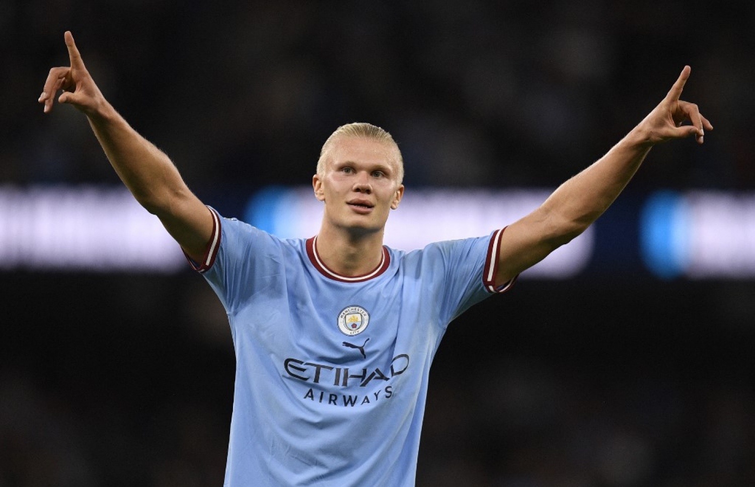 ހާލަންޑް، ސިޓީ އަށް ލަނޑު ޖެހުމަށް ފަހު އުފާފާޅުކުރަނީ. އޭނާ ވަނީ މި މެޗުގައި ހެޓްރިކް ހަދާފައި. -- ފޮޓޯ: އޭއެފްޕީ