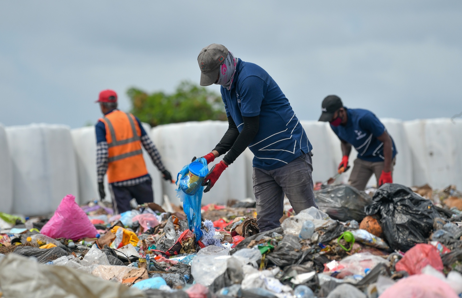 ކ. ތިލަފުށީގައި ހުންނަ ވެމްކޯގެ ސައިޓުގައި ކުނި ވަކިކުރުމުގެ މަސައްކަތް ކުރަނީ.-- ފޮޓޯ: ފަޔާޒް މޫސާ | މިހާރު