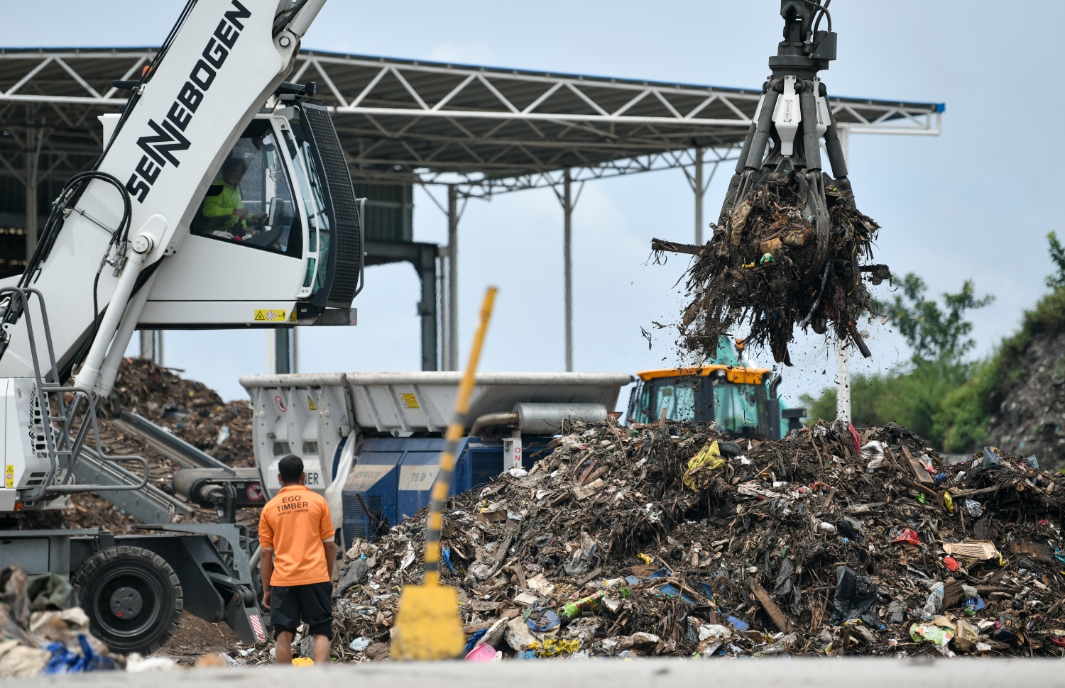 ކ. ތިލަފުށީގައި ހުންނަ ވެމްކޯގެ ސައިޓުގައި ކުނި ނައްތާލުމުގެ މަސައްކަތްކުރަނީ.-- ފޮޓޯ: ފަޔާޒް މޫސާ | މިހާރު