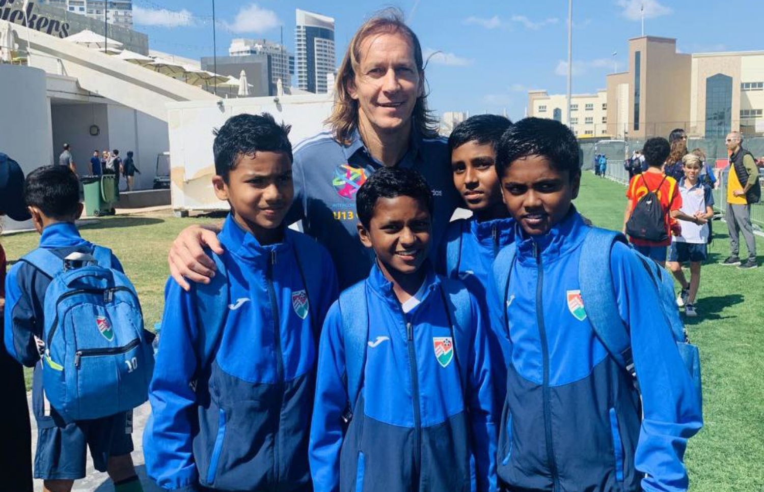 ދުބާއީ މުބާރާތުގެ ހަވާސާގައި ރެއާލް މެޑްރިޑްގެ ލެޖެންޑް މިޝޭލް ސަލްގާޑޯ އާއެކު ދިވެހި ބައެއް ކުޅުންތެރިން ފޮޓޯއެއް ނަގަނީ: އަޔާން މެދުގައި