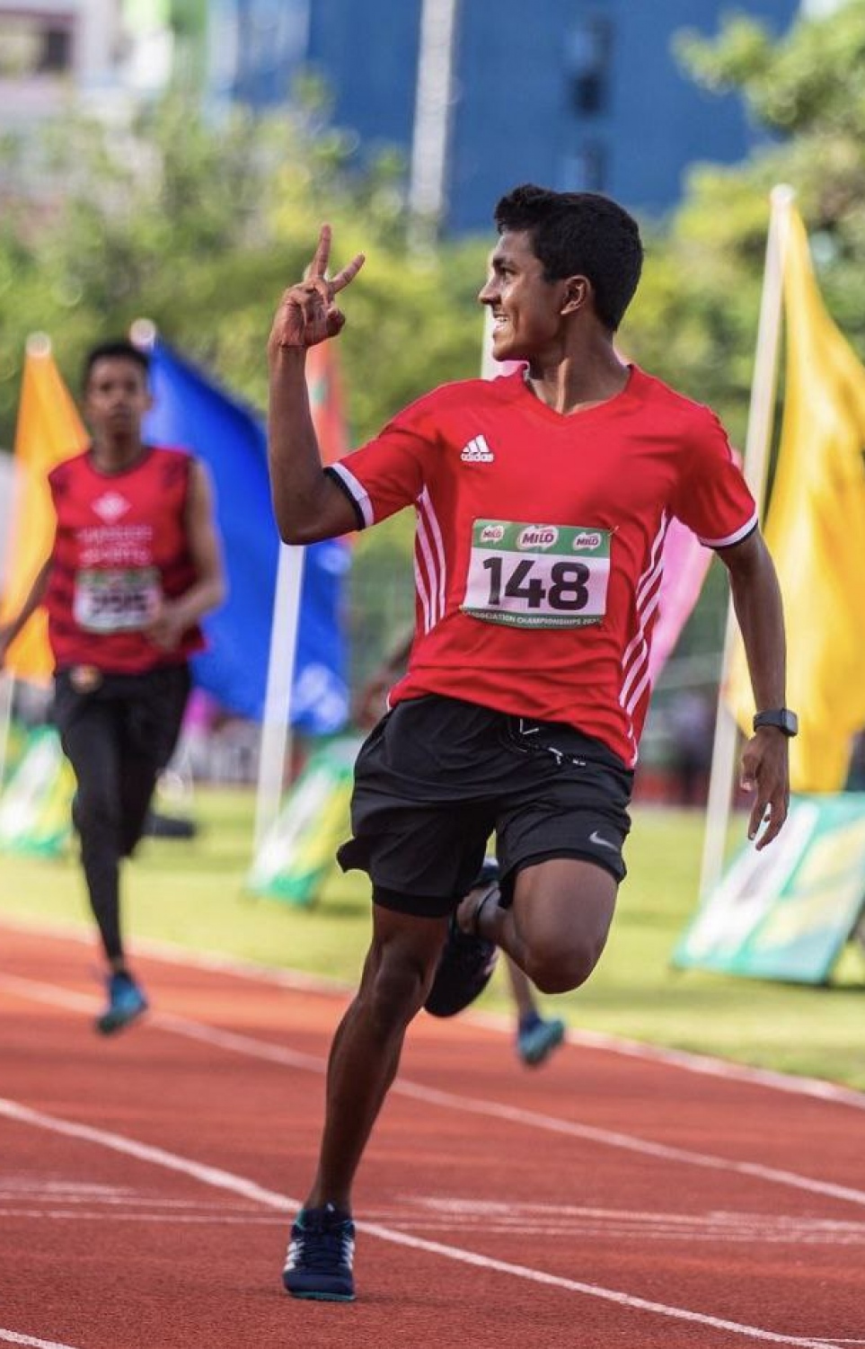 އަޔާން ސްޕްރިންޓް ރޭހެއްގައި ވާދަ ކުރަނީ: އޭނާ އަކީ ދުވުމުގެ ހުނަރު ވެސް ހުރި އުންމިދީ އެތުލީޓެއް