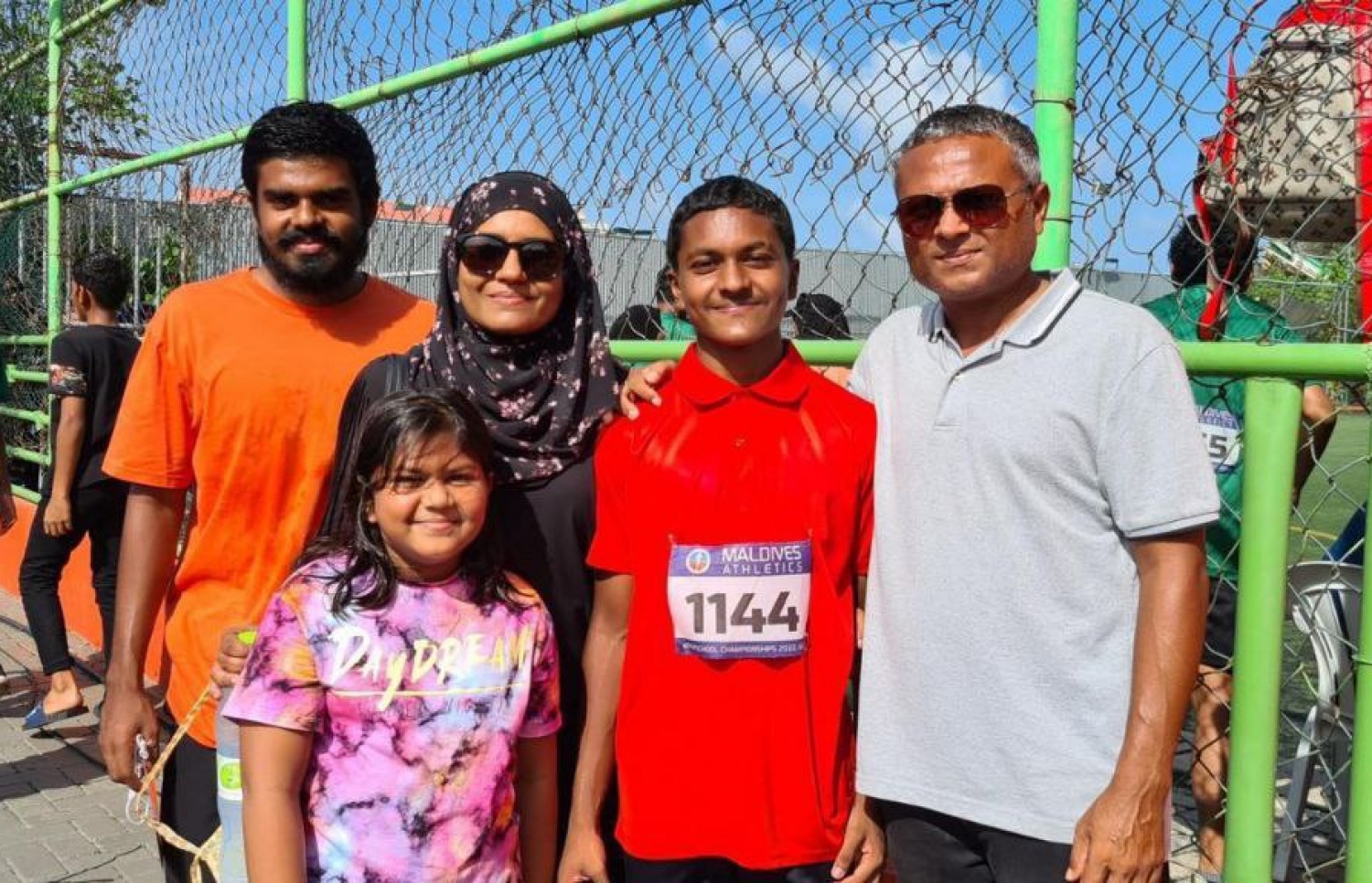 އަޔާންގެ ބައްޕަ މުހުދިން އާމިރު، އަޔާން، ހައްޖަ، އަޔާންގެ ކޮއްކޮ، އަޔާންގެ ބޭބެ ޒާން: ފުޓްބޯޅަ އާއި އެތުލެޓިކްސްގެ ތެރެއިން ބޭނުން ކުޅިވަރެއްގައި ކުރިއަށް ދިއުމާ މެދު އާއިލާގެ އިއުތިރާޒެއް ނެތް