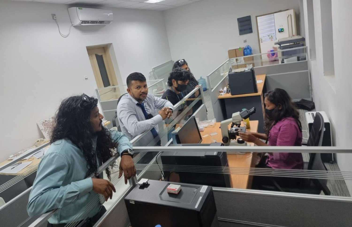 މޯލްޑިވްސް މެރިން ރިސާޗު އިންސްޓިޓިއުޓްގެ ޑިރެކްޓާ ޖެނެރަލް ޝާފިއާ ނައީމް (ކ) އާ އެކު އެތަނުގައި މަސައްކަތް ކުރާ ބައެއް މުވައްޒަފުން.