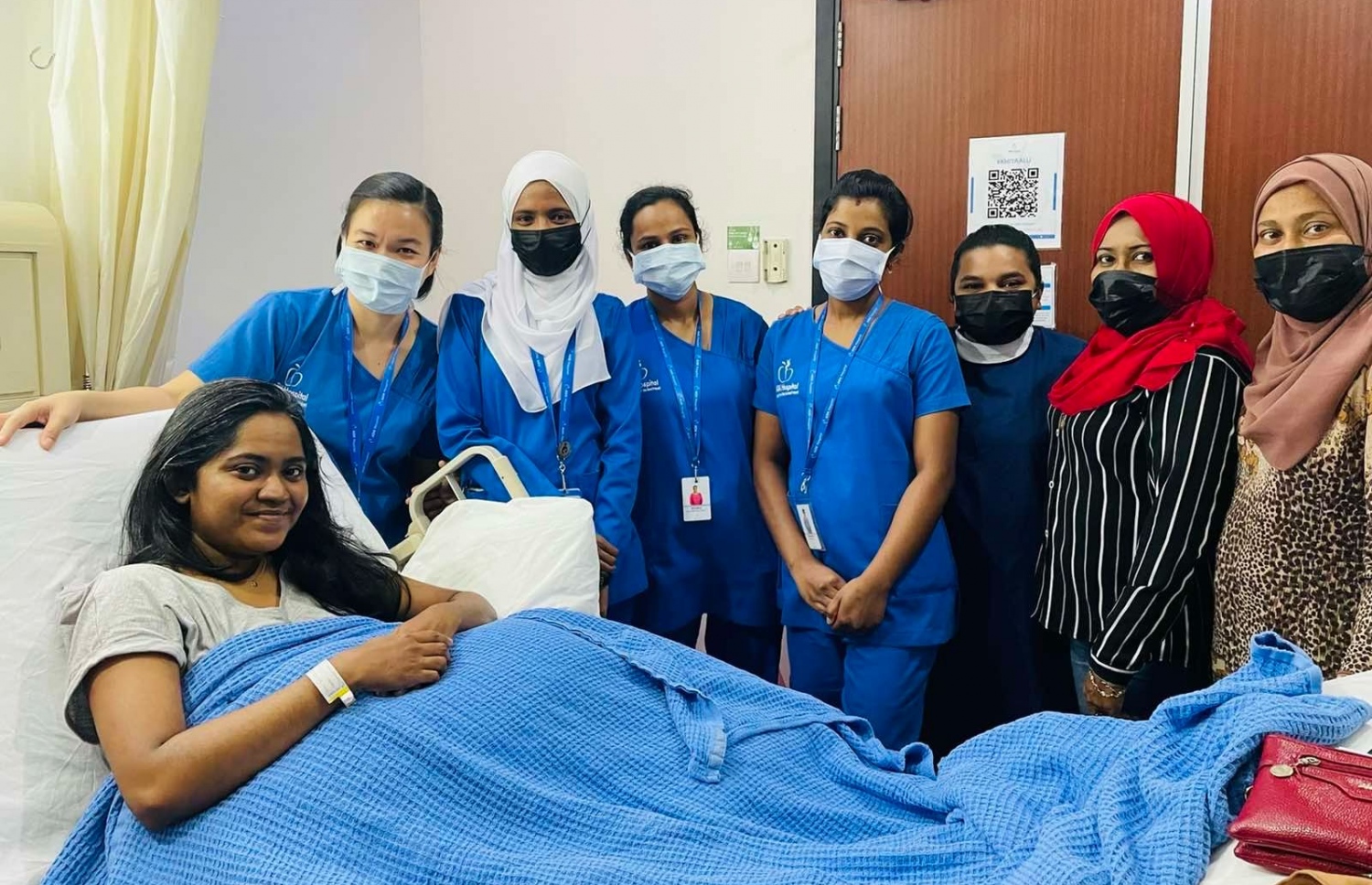 ސާޖަރީއަށް ފަހު ޝަފާ، އޭޑީކޭ ހޮސްޕިޓަލުން ފަރުވާ ހޯދިއިރު ނަރުހުންނާ އެކު ފޮޓޯއަށް ހުއްޓިލައިގެން.