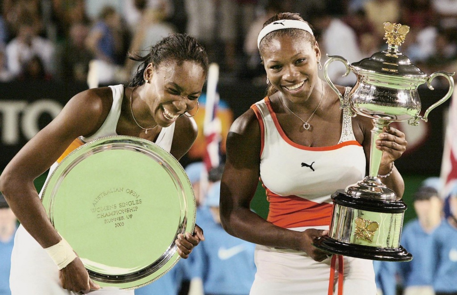 2003 ވަނަ އަހަރުގެ އޮސްޓްރޭލިއަން އޯޕަން ސިންގަލްސް ފައިނަލަށް ފަހު، ސެރީނާ (ކ)، ދައްތަ ވީނަސް (ވ) އާއެކު. ދެބެން ވާދަކުރި އެ ފައިނަލް ކާމިޔާބުކުރީ ސެރީނާ.-- ފައިލް ފޮޓޯ: އޭއެފްޕީ