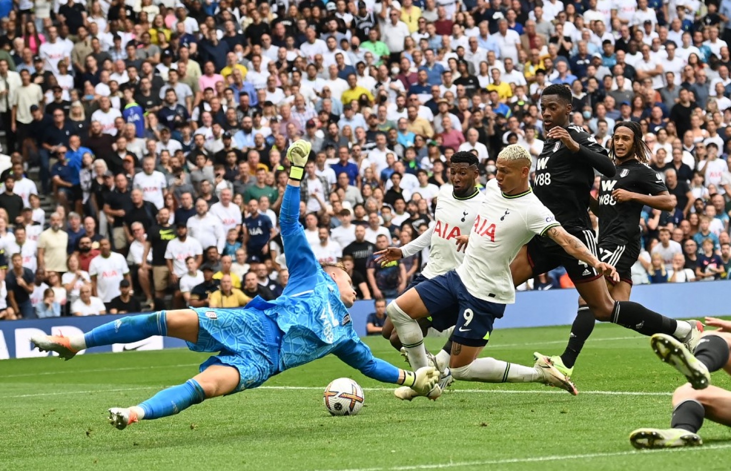 ޓޮޓެންހަމްގެ ރިޗާލިސަން މެޗުގެ ފަހު ވަގުތު ލަނޑެއް ޖަހަނީ، ނަމަވެސް އޮފްސައިޑު ވެގެން ރެފްރީ އެ ގޯލު ބަލައެއް ނުގަތް.-- ފޮޓޯ: އޭއެފްޕީ