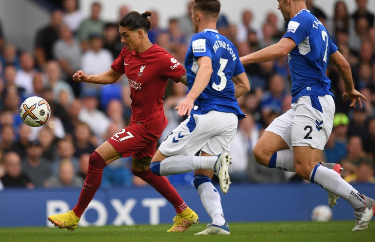 އެވަޓަން އާއި ލިވަޕޫލް ކުޅުނު މެޗުގައި، ލިވަޕޫލްގެ ފޯވާޑް ނޫނޭޒް ބޯޅައާ އެކު.-- ފޮޓޯ: އޭއެފްޕީ