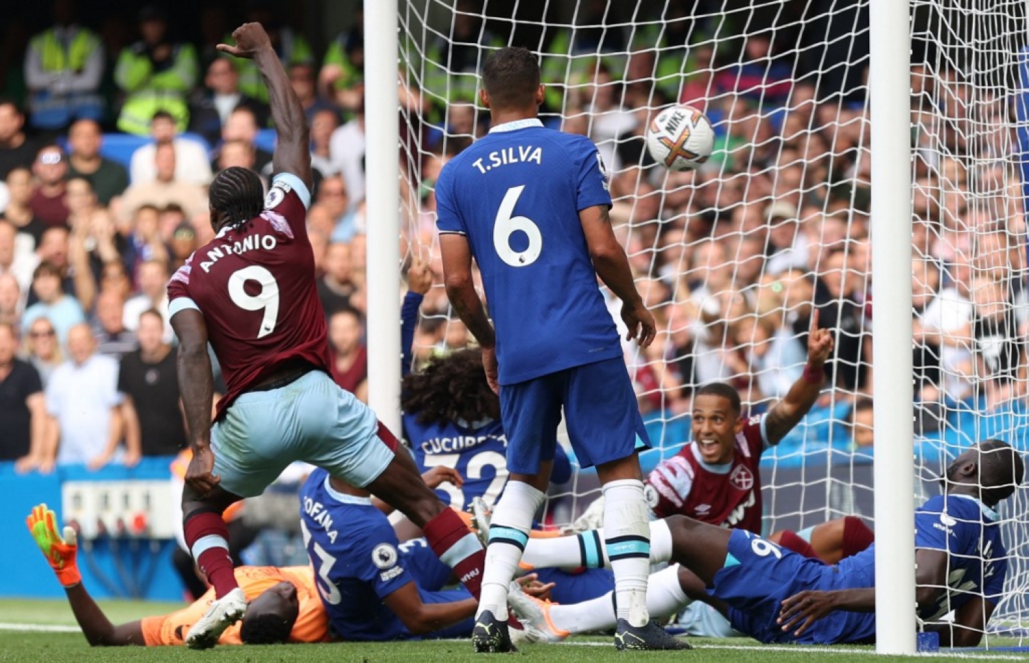 އެންޓޯނިއޯ ވެސްޓް ހޭމް އިން ލީޑު ނެގި ލަނޑު ޖެހުމަށް ފަހު.-- ފޮޓޯ: އޭއެފްޕީ