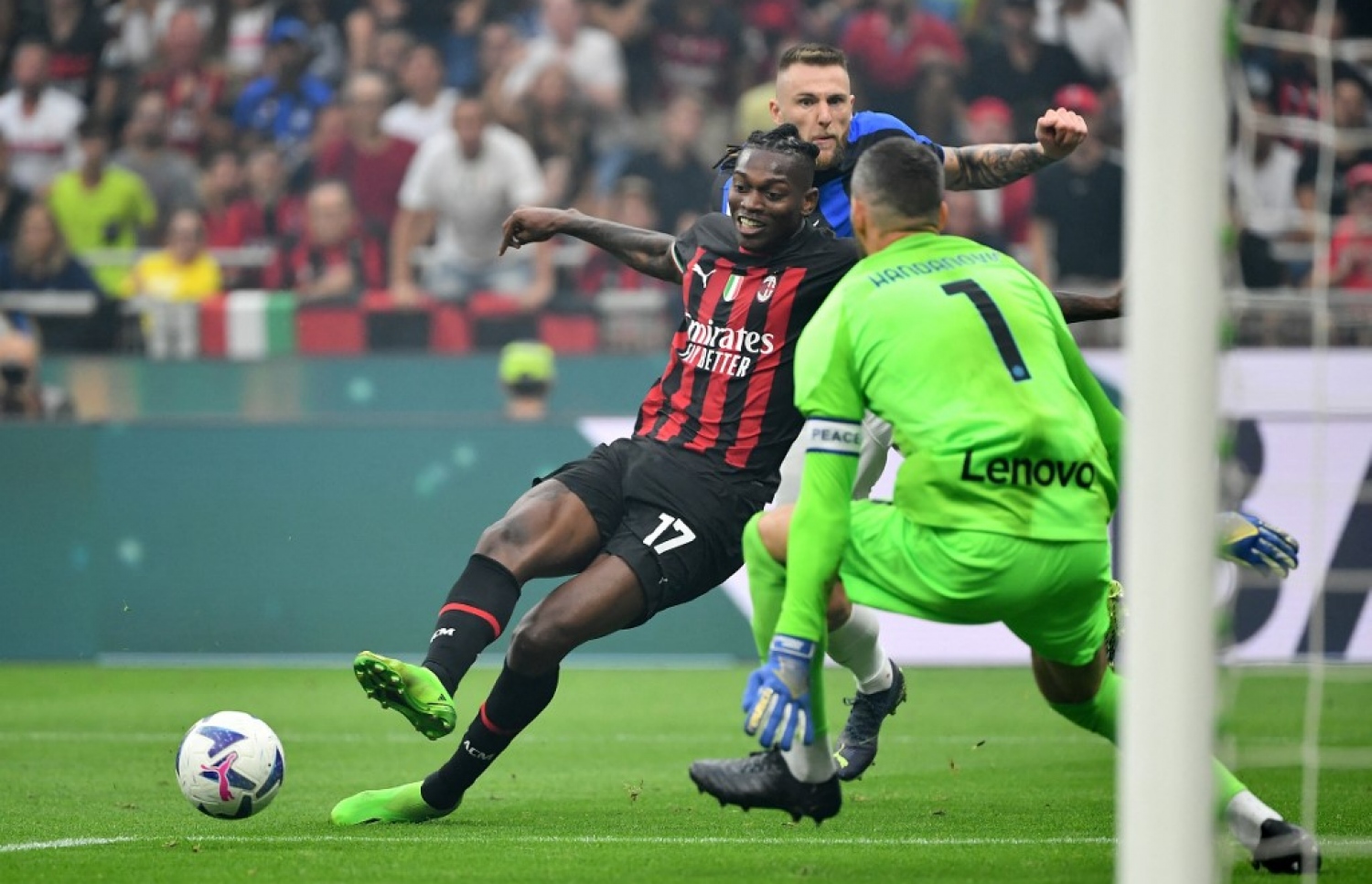 ލެއާއޯ، އިންޓަ އާ ދެކޮޅަށް ކުޅުނު މެޗުގައި އޭނާގެ ދެވަނަ ލަނޑު ޖަހަނީ.-- ފޮޓޯ: އޭއެފްޕީ