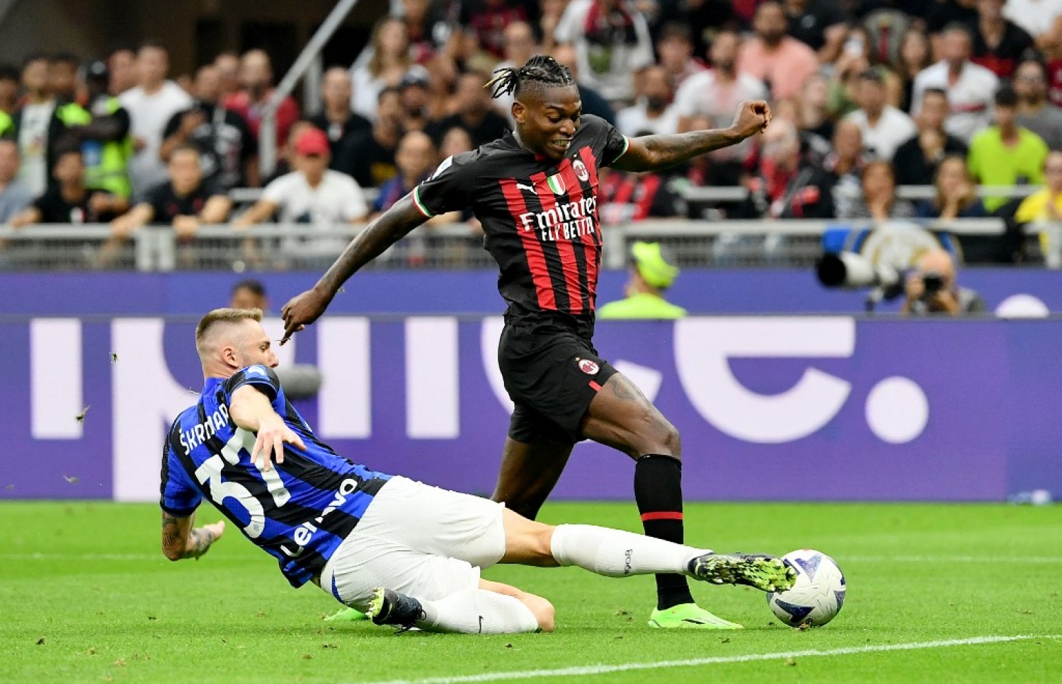 ލެއާއޯ އަތުން ބޯޅަ ހޯދަން އިންޓަ ގެ ޑިފެންޑަރު މިލާން ސްކްރިނިއާ މަސައްކަތް ކުރަނީ.-- ފޮޓޯ: އޭއެފްޕީ