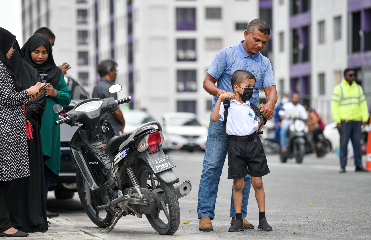 ހުޅުމާލޭގެ ދެވަނަ ފިޔަވަހީގެ ފުރަތަމަ ސްކޫލު، ކާމިލް ދީދީ ޕްރައިމަރީ ސްކޫލުގައި ކިޔަވާ ކުއްޖަކު ފުރަތަމަ ދުވަހުގެ ކިޔެވުމަށް ދާން މިއަދު ތައްޔާރުވަނީ.---ފޮޓޯ: ފަޔާޒު މޫސާ| މިހާރު