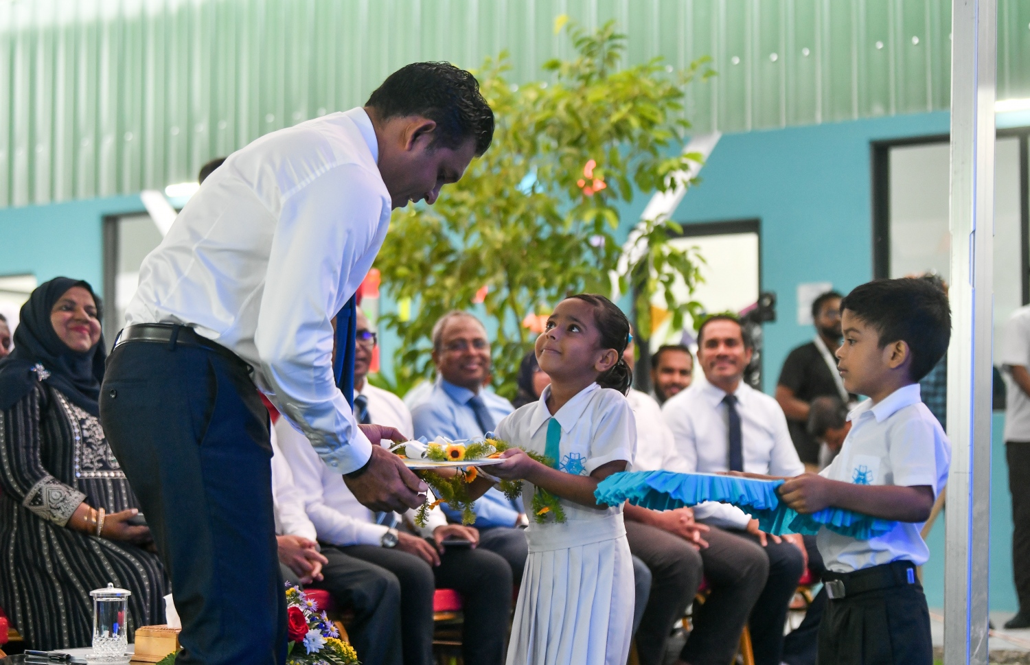 ކާމިލް ދީދީ ޕްރައިމަރީ ސްކޫލު ހުޅުވުމުގެ ރަސްމިއްޔާތަށް، ނައިބު ރައީސް ފައިސަލް ނަސީމް ވަޑައިގަތުމުން އެ ސްކޫލުގެ ފަރާތުން އެ މަނިކުފާނަށް ހަނދާނީ ފިލައެއް އަރުވަނީ.--- ފޮޓޯ: ފަޔާޒު މޫސާ | މިހާރު