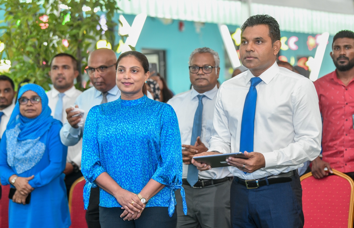 ނައިބު ރައީސް ފައިސަލް ނަސީމް، ކާމިލް ދީދީ ޕްރައިމަރީ ސްކޫލް ރަސްމީކޮށް ހުޅުއްވައި ދެއްވާއިރު އަރިހުގައި އެޑިއުކޭޝަން މިނިސްޓަރު އާއިޝަތު އަލީ.--- ފޮޓޯ؛ ފަޔާޒު މޫސާ | މިހާރު