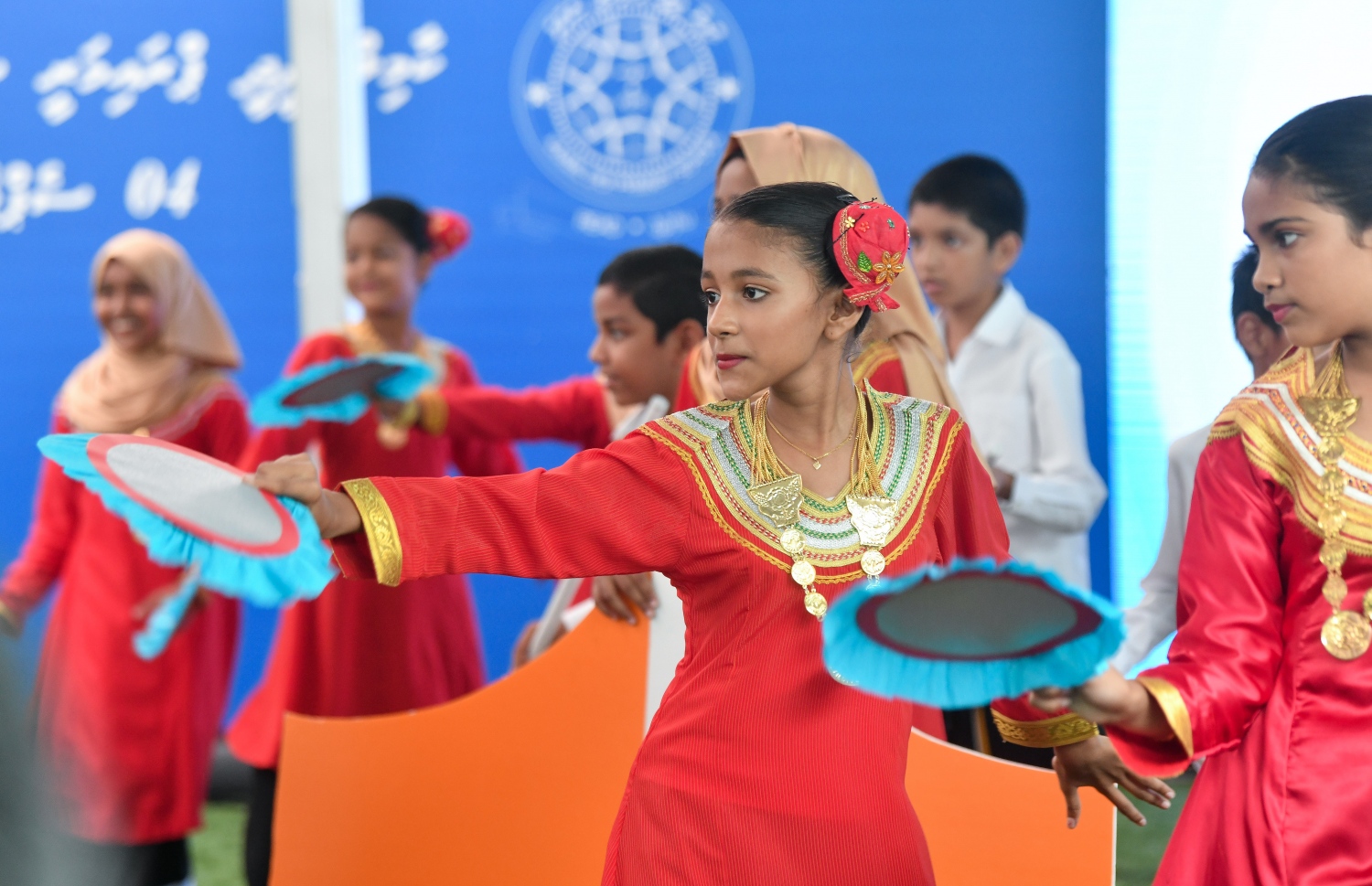 ކާމިލް ދީދީ ޕްރައިމަރީ ސްކޫލް ހުޅުވުމަށް ބޭއްވި ރަސްމިއްޔާތުގައި އެ ސްކޫލްގެ ކުދިން ސަގާފީ ނެށުމެށް ހުށަހަޅައިދެނީ.--- ފޮޓޯ: ފަޔާޒު މޫސާ | މިހާރު