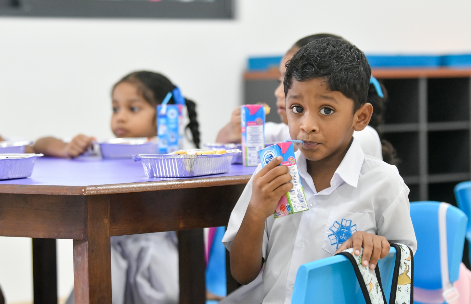 ކާމިލް ދީދީ ސްކޫލުގައި ކިޔަވާ ބައެއް ކުދިން މިއަދު ނާސްތާ ނަގަނީ: 800 އަށް ވުރެ ގިނަ ކުދިން އެ ސްކޫލުގައި ކިޔަވާނެ.--- ފޮޓޯ: ފަޔާޒު މޫސާ | މިހާރު