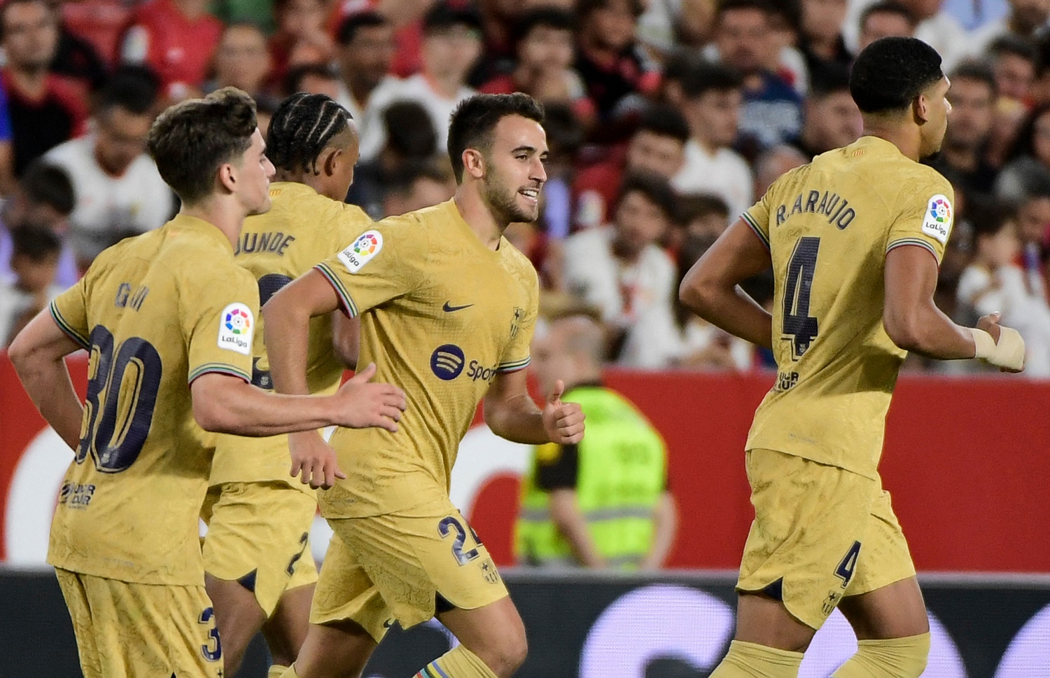 ސެވިއްޔާ އާ ދެކޮޅަށް ކުޅުނު މެޗުގައި ބާސާގެ ކުޅުންތެރިން ލަނޑު ޖެހުމަށް ފަހު އުފާފާޅު ކުރަނީ: ބާސާ ވަނީ ރެއާލަގެ ފަހަތުން އެއްވަނައިގައި ވިއްދާފަ --- ފޮޓޯ: އޭއެފްޕީ