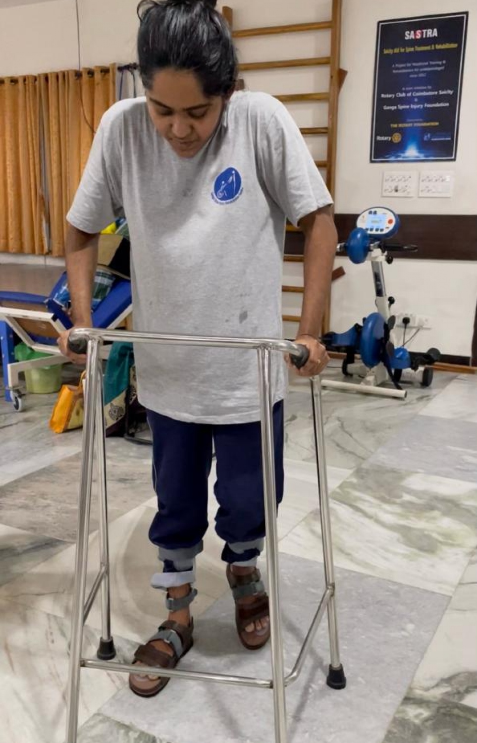 އިންޑިއާގެ ގަންގާ ހޮސްޕިޓަލުގެ ރިހެބް ސެންޓަރުގައި ކޮށިގަނޑުގައި ހިފައިގެން ޝަފާ ހިނގަން މަސައްކަތްކުރަނީ.