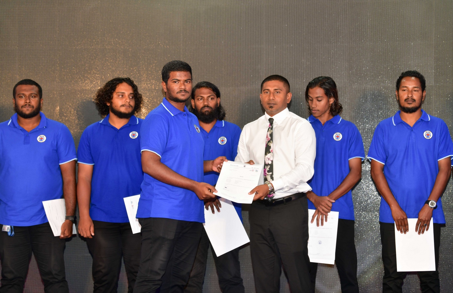 އެމްޕީއެލްގެ އެޕްރެންޓިސްޝިޕްގައި ބައިވެރިވި ކުދިންގެ ތެރެއިން އެ ޕްރޮގްރާމު ނިންމި ކުދިންނަށް އެކަމުގެ ލިޔުން ހަވާލު ކުރުމަށް އެމްއެންޔޫގައި ބޭއްވި ރަސްމިއްޔާތުގައި، ވަޒީފާ ދާއިމީ ވި ކުއްޖަކަށް ޔޫތު މިނިސްޓަރު އަހުމަދު މަހުލޫފު ލިޔުން ހަވާލު ކުރަނީ.-- ފޮޓޯ: ނިޝާން އަލީ /މިހާރު