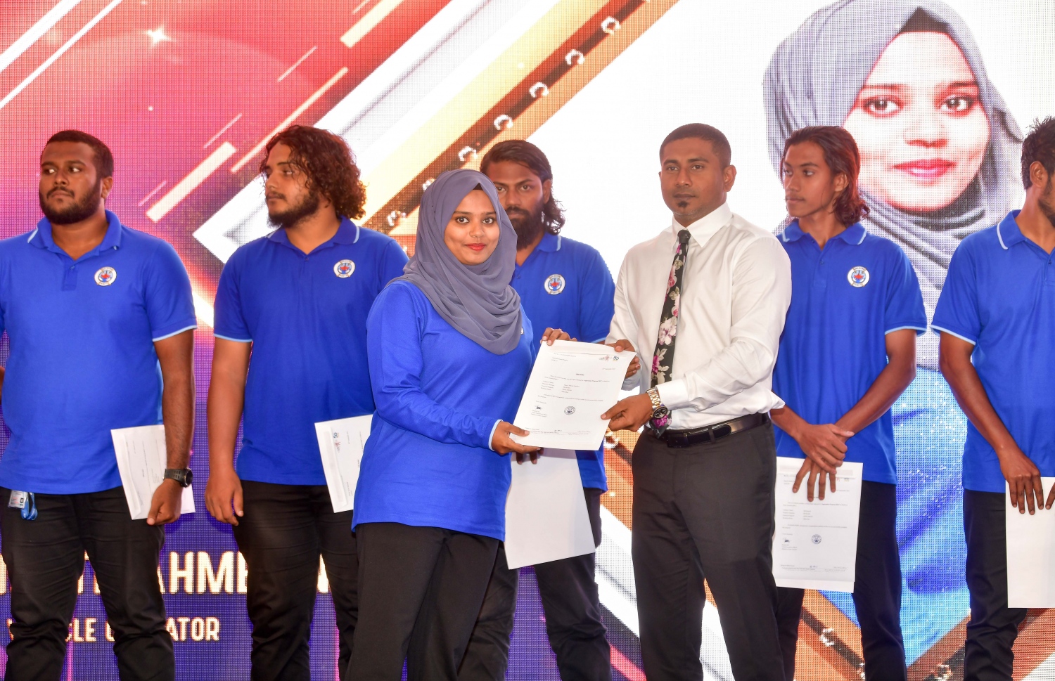 އެމްޕީއެލްގެ އެޕްރެންޓިސްޝިޕްގައި ބައިވެރިވި ކުދިންގެ ތެރެއިން އެ ޕްރޮގްރާމު ނިންމި ކުދިންނަށް އެކަމުގެ ލިޔުން ހަވާލު ކުރުމަށް އެމްއެންޔޫގައި ބޭއްވި ރަސްމިއްޔާތުގައި، ވަޒީފާ ދާއިމީ ވި ކުއްޖަކަށް ޔޫތު މިނިސްޓަރު އަހުމަދު މަހުލޫފު ލިޔުން ހަވާލު ކުރަނީ.-- ފޮޓޯ: ނިޝާން އަލީ /މިހާރު