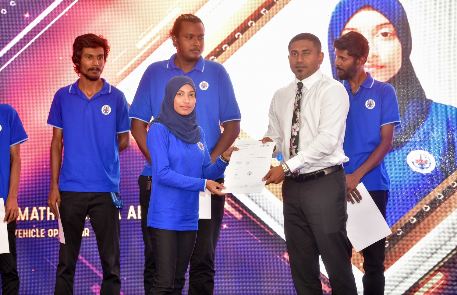 އެމްޕީއެލްގެ އެޕްރެންޓިސްޝިޕްގައި ބައިވެރިވި ކުދިންގެ ތެރެއިން އެ ޕްރޮގްރާމު ނިންމި ކުދިންނަށް އެކަމުގެ ލިޔުން ހަވާލު ކުރުމަށް އެމްއެންޔޫގައި ބޭއްވި ރަސްމިއްޔާތުގައި، ވަޒީފާ ދާއިމީ ވި ކުއްޖަކަށް ޔޫތު މިނިސްޓަރު އަހުމަދު މަހުލޫފު ލިޔުން ހަވާލު ކުރަނީ.-- ފޮޓޯ: ނިޝާން އަލީ /މިހާރު