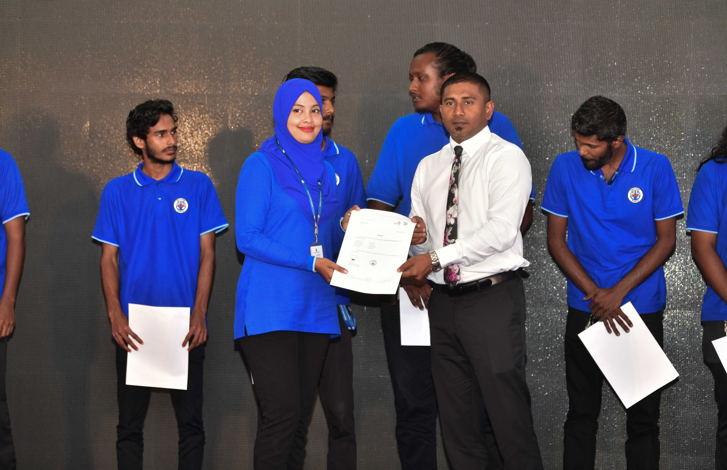 އެމްޕީއެލް އެޕްރެންޓިސްޝިޕްގެ ބައިވެރިންނަށް ސެޓްފިކެޓް ހަަވާލު ކޮށްދެނީ--ފޮޓޯ:ނިޝާން އަލީ/މިހާރު