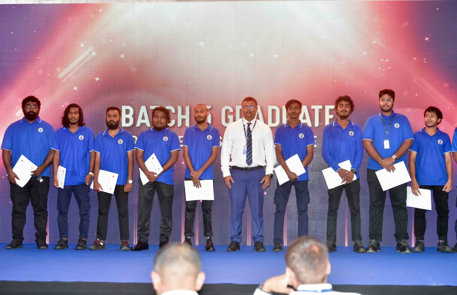 އެމްޕީއެލްގެ އެޕްރެންޓިސްޝިޕްގައި ބައިވެރިވި ކުދިންގެ ތެރެއިން އެ ޕްރޮގްރާމު ނިންމި ކުދިންނަށް އެކަމުގެ ލިޔުން ހަވާލު ކުރުމަށް އެމްއެންޔޫގައި ބޭއްވި ރަސްމިއްޔާތުގައި، ވަޒީފާ ދާއިމީ ވި ކުދިން އެމްޕީއެލްގެ ސީއީއޯ ޝާހިދު އަލީ އާއިއެކު ފޮޓޯ އަކަށް ހުއްޓިގެން.-- ފޮޓޯ: ނިޝާން އަލީ /މިހާރު