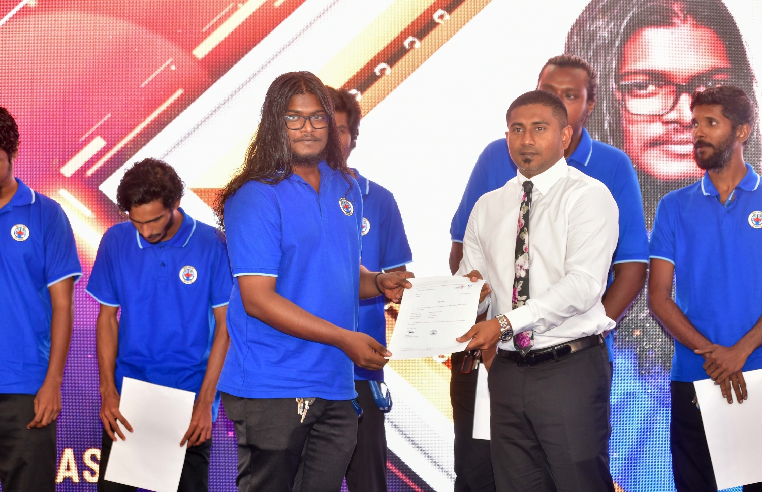 އެމްޕީއެލްގެ އެޕްރެންޓިސްޝިޕްގައި ބައިވެރިވި ކުދިންގެ ތެރެއިން އެ ޕްރޮގްރާމު ނިންމި ކުދިންނަށް އެކަމުގެ ލިޔުން ހަވާލު ކުރުމަށް އެމްއެންޔޫގައި ބޭއްވި ރަސްމިއްޔާތުގައި، ވަޒީފާ ދާއިމީ ވި ކުއްޖަކަށް ޔޫތު މިނިސްޓަރު އަހުމަދު މަހުލޫފް ލިޔުން ހަވާލު ކުރަނީ.-- ފޮޓޯ: ނިޝާން އަލީ /މިހާރު