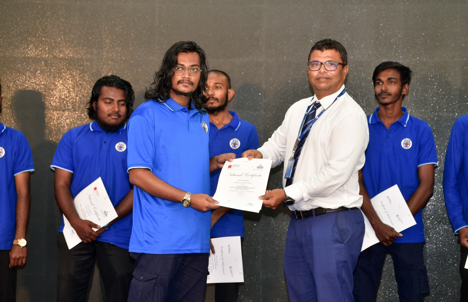 އެމްޕީއެލްގެ އެޕްރެންޓިސްޝިޕްގައި ބައިވެރިވި ކުދިންގެ ތެރެއިން އެ ޕްރޮގްރާމު ނިންމި ކުދިންނަށް އެކަމުގެ ލިޔުން ހަވާލު ކުރުމަށް އެމްއެންޔޫގައި ބޭއްވި ރަސްމިއްޔާތުގައި، ވަޒީފާ ދާއިމީ ވި ކުއްޖަކަށް އެމްޕީއެލްގެ ސީއީއޯ ޝާހިދު އަލީ ލިޔުން ހަވާލު ކުރަނީ.-- ފޮޓޯ: ނިޝާން އަލީ /މިހާރު