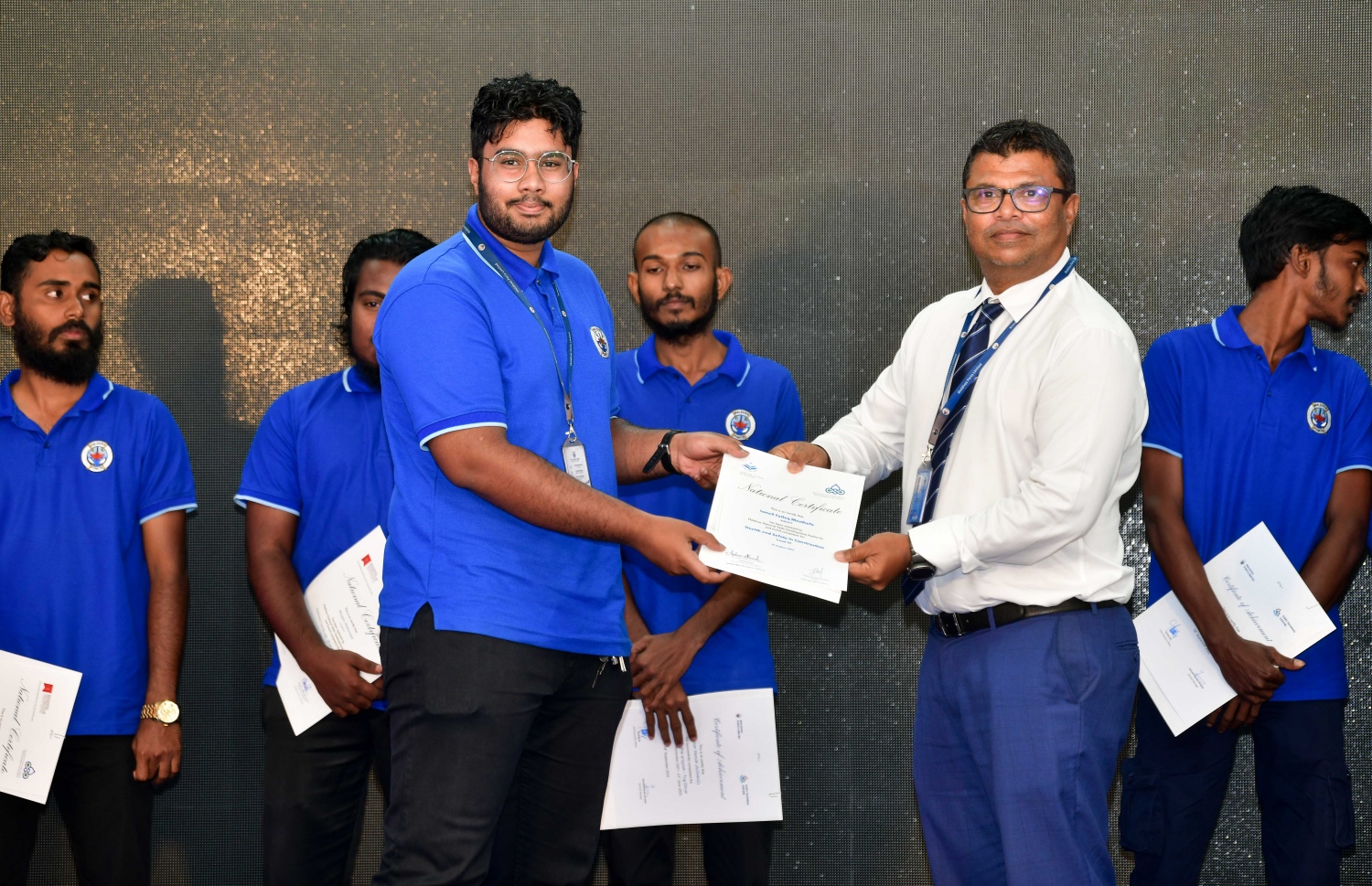 އެމްޕީއެލްގެ އެޕްރެންޓިސްޝިޕްގައި ބައިވެރިވި ކުދިންގެ ތެރެއިން އެ ޕްރޮގްރާމު ނިންމި ކުދިންނަށް އެކަމުގެ ލިޔުން ހަވާލު ކުރުމަށް އެމްއެންޔޫގައި ބޭއްވި ރަސްމިއްޔާތުގައި، ވަޒީފާ ދާއިމީ ވި ކުއްޖަކަށް އެމްޕީއެލްގެ ސީއީއޯ ޝާހިދު އަލީ ލިޔުން ހަވާލު ކުރަނީ.-- ފޮޓޯ: ނިޝާން އަލީ /މިހާރު