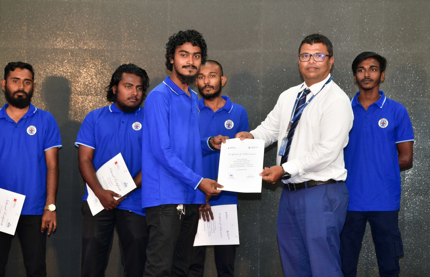 އެމްޕީއެލްގެ އެޕްރެންޓިސްޝިޕްގައި ބައިވެރިވި ކުދިންގެ ތެރެއިން އެ ޕްރޮގްރާމު ނިންމި ކުދިންނަށް އެކަމުގެ ލިޔުން ހަވާލު ކުރުމަށް އެމްއެންޔޫގައި ބޭއްވި ރަސްމިއްޔާތުގައި، ވަޒީފާ ދާއިމީ ވި ކުއްޖަކަށް އެމްޕީއެލްގެ ސީއީއޯ ޝާހިދު އަލީ ލިޔުން ހަވާލު ކުރަނީ.-- ފޮޓޯ: ނިޝާން އަލީ /މިހާރު