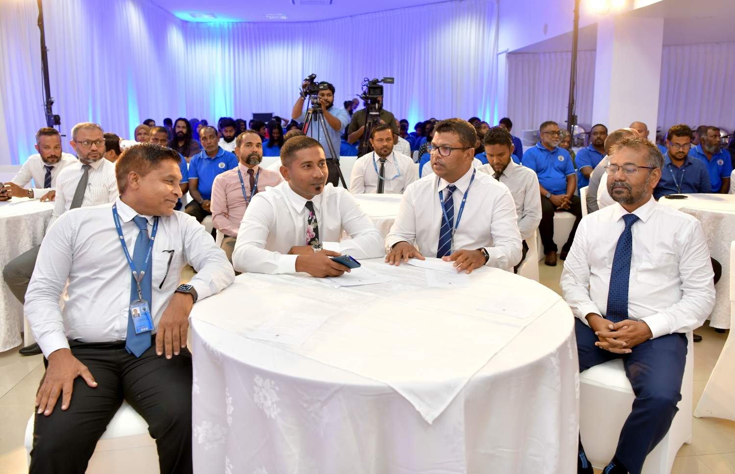 އެމްޕީއެލްގެ އެޕްރެންޓިސްޝިޕްގައި ބައިވެރިވި ކުދިންގެ ތެރެއިން އެ ޕްރޮގްރާމު ނިންމި ކުދިންނަށް އެކަމުގެ ލިޔުން ހަވާލު ކުރުމަށް އެމްއެންޔޫގައި ބޭއްވި ރަސްމިއްޔާތުގައި، ޔޫތު މިނިސްޓަރު އަހުމަދު މަހުލޫފް އަދި އެމްޕީއެލްގެ ސީއީއޯ ޝާހިދު އަލީ ބައިވެރިވެ ވަޑައިގަންނަވަނީ.-- ފޮޓޯ: ނިޝާން އަލީ /މިހާރު