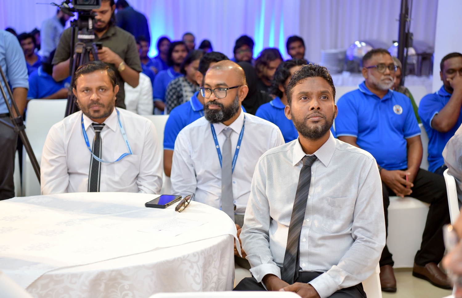 އެމްޕީއެލްގެ އެޕްރެންޓިސްޝިޕްގައި ބައިވެރިވި ކުދިންގެ ތެރެއިން އެ ޕްރޮގްރާމު ނިންމި ކުދިންނަށް އެކަމުގެ ލިޔުން ހަވާލު ކުރުމަށް އެމްއެންޔޫގައި ބޭއްވި ރަސްމިއްޔާތުގައި، އެމްޕީއެލްގެ އިސްވެރިންނާއި މުވައްޒަފުން ބައިވެރިވަނީ.-- ފޮޓޯ: ނިޝާން އަލީ /މިހާރު