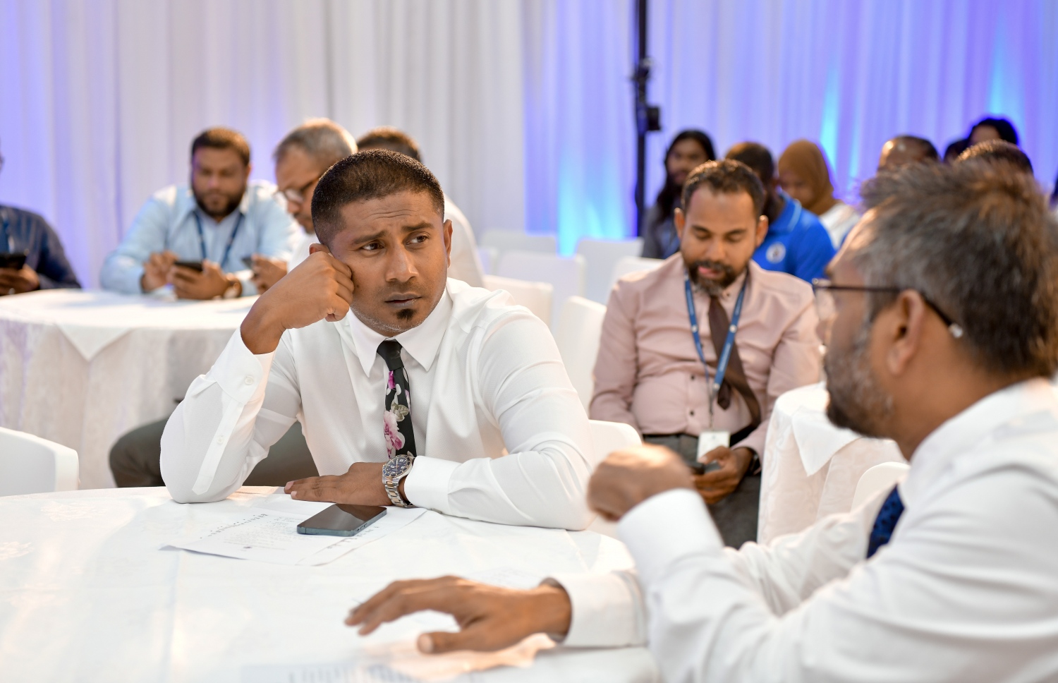 އެމްޕީއެލްގެ އެޕްރެންޓިސްޝިޕްގައި ބައިވެރިވި ކުދިންގެ ތެރެއިން އެ ޕްރޮގްރާމު ނިންމި ކުދިންނަށް އެކަމުގެ ލިޔުން ހަވާލު ކުރުމަށް އެމްއެންޔޫގައި ބޭއްވި ރަސްމިއްޔާތުގައި، ޔޫތު މިނިސްޓަރު އަހުމަދު މަހުލޫފް ބައިވެރިވެ ވަޑައިގަންނަވަނީ.-- ފޮޓޯ: ނިޝާން އަލީ /މިހާރު