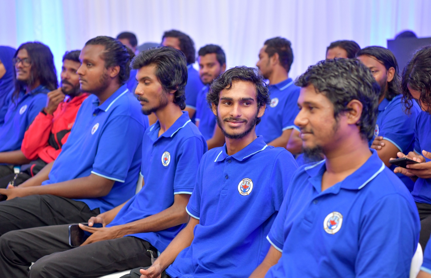 އެމްޕީއެލްގެ އެޕްރެންޓިސްޝިޕްގައި ބައިވެރިވި ކުދިންގެ ތެރެއިން އެ ޕްރޮގްރާމު ނިންމި ކުދިންނަށް އެކަމުގެ ލިޔުން ހަވާލު ކުރުމަށް އެމްއެންޔޫގައި ބޭއްވި ރަސްމިއްޔާތުގައި، އެމްޕީއެލްގެ މުވައްޒަފުން ބައިވެރިވަނީ.-- ފޮޓޯ: ނިޝާން އަލީ /މިހާރު