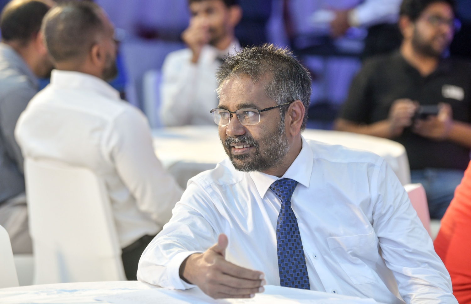 އެމްޕީއެލްގެ އެޕްރެންޓިސްޝިޕްގައި ބައިވެރިވި ކުދިންގެ ތެރެއިން އެ ޕްރޮގްރާމު ނިންމި ކުދިންނަށް އެކަމުގެ ލިޔުން ހަވާލު ކުރުމަށް އެމްއެންޔޫގައި ބޭއްވި ރަސްމިއްޔާތުގައި، ޔޫތު މިނިސްޓްރީގެ ސްޓޭޓް މިނިސްޓަރު ހުސެން އިސްމައިލް ބައިވެރިވެ ވަޑައިގަންނަވަނީ.-- ފޮޓޯ: ނިޝާން އަލީ /މިހާރު