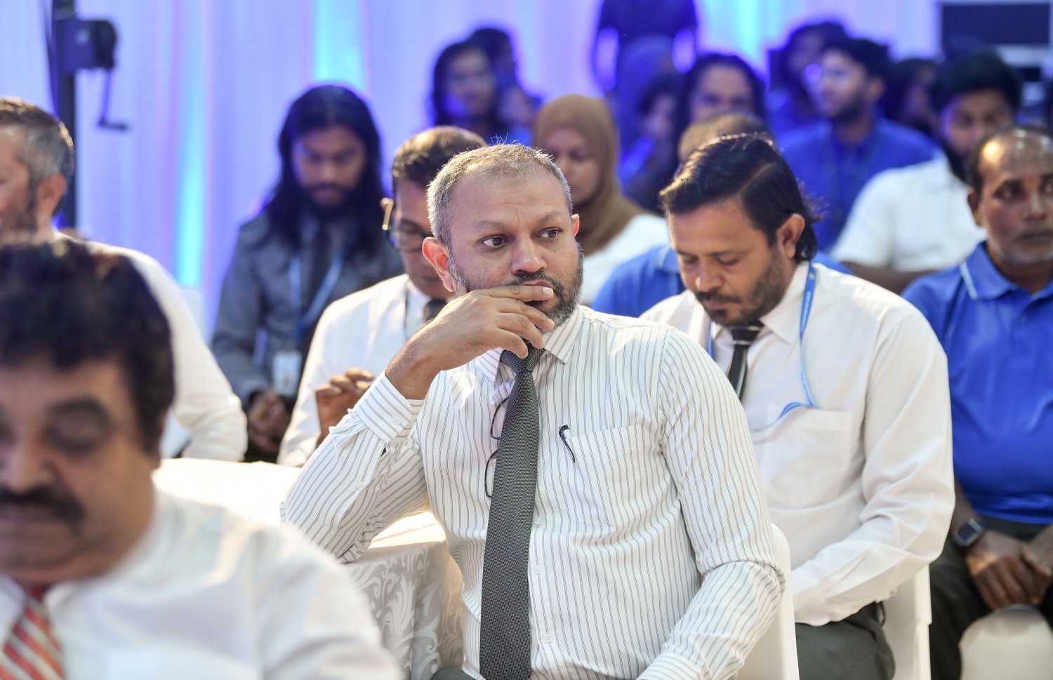 އެމްޕީއެލްގެ އެޕްރެންޓިސްޝިޕްގައި ބައިވެރިވި ކުދިންގެ ތެރެއިން އެ ޕްރޮގްރާމު ނިންމި ކުދިންނަށް އެކަމުގެ ލިޔުން ހަވާލު ކުރުމަށް އެމްއެންޔޫގައި ބޭއްވި ރަސްމިއްޔާތުގައި، އެމްޕީއެލްގެ އިސްވެރިން ބައިވެރިވެ ވަޑައިގަންނަވަނީ.-- ފޮޓޯ: ނިޝާން އަލީ /މިހާރު