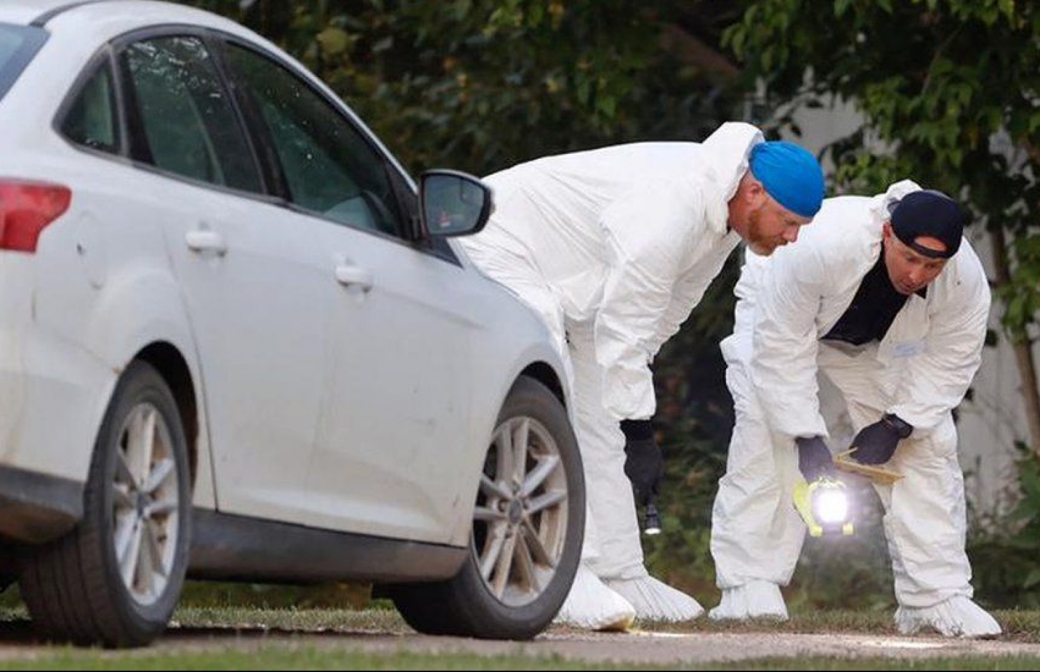 ސެޕްޓެމްބަރ 4، 2022: ކެނެޑާގެ އަސްލު ވަޒަންވެރިން ދިރިއުޅޭ، ޖޭމްސް ސްމިތު ކްރީ ނޭޝަން އާއި ސަސްކަޗެވާން ޕްރޮވިންސްގެ ވެލްޑަން އަވަށުގައި އާންމުންގެ ގަޔަށް ވަޅި ހަރައި 10 މީހަކު މަރާލައި 15 މީހަކު ޒަޚަމްކޮށްލި ހާދިސާގައި ތިހުމަތުކުރެވޭ މީހުން ހޯދުމާއި، ޖަރީމާއާ ގުޅޭ ހެކި ހޯދުމުގައި ކެނެޑާގެ ފުލުހުންނާއި ފޮރެންސިކް ފުލުހުން ހަރަކާތްތެރިވަނީ، --ރޮއިޓާސް