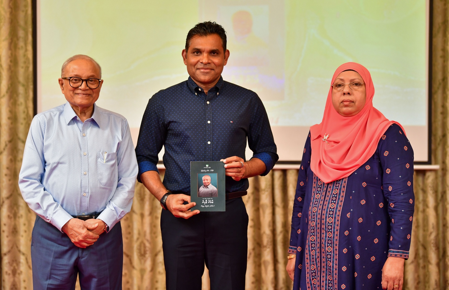 އުމަރު ޒާހިރާ ގުޅޭ ގޮތުން، މައުމޫން ފައުންޑޭޝަނުން ތައްޔާރުކުރި ފޮތް، ނައިބު ރައީސް ފައިސަލް ނެރެދެއްވާއިރު އަރިހުގައި އުމަރު ޒާހިރުގެ ދަރިކަނބަލުން ސާމިއާ އަދި މައުމޫން.---ފޮޓޯ: ރައީސް އޮފީސް