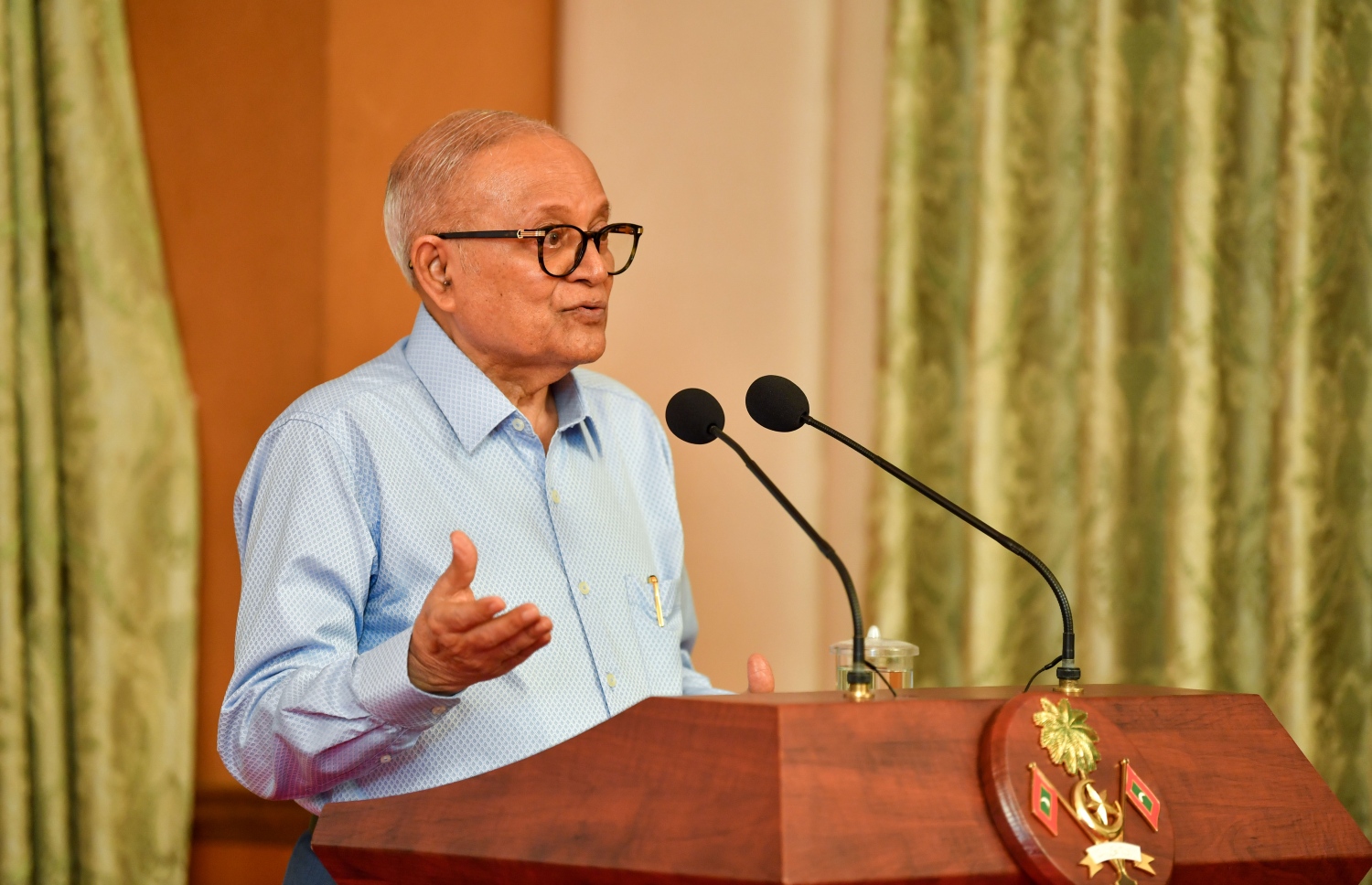 ރޭގެ ޖަލްސާގައި އުމަރު ޒާހިރަށް ތައުރީފު ކުރައްވައި މައުމޫން ވާހަކަފުޅު ދައްކަވަނީ.---ފޮޓޯ: ރައީސް އޮފީސް