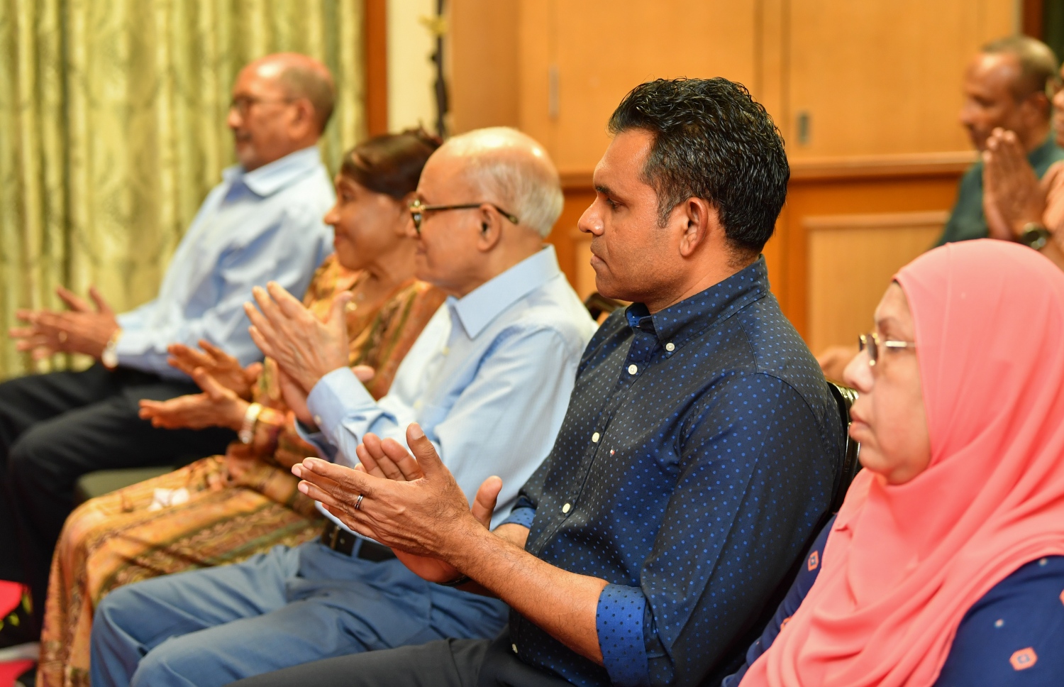 ރޭގެ ޖަލްސާގައި ނައިބު ރައީސް ފައިސަލާއި މައުމޫންގެ ދެކަނބަލުން އަދި އެހެން ބައެއް ބޭފުޅުން.---ފޮޓޯ: ރައީސް އޮފީސް