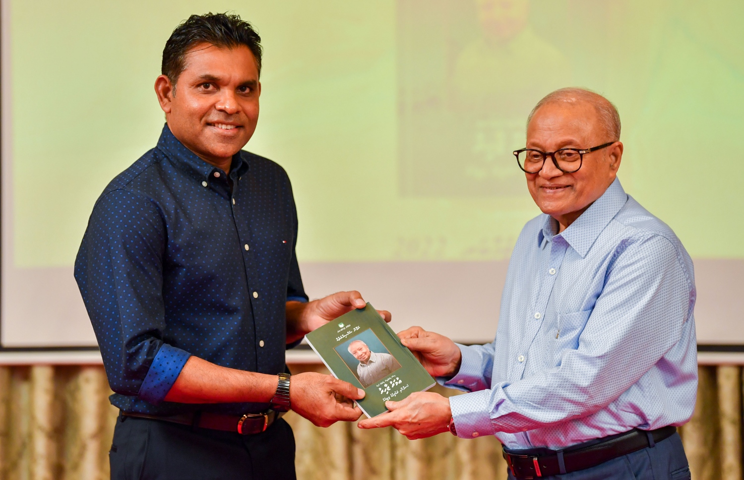 އުމަރު ޒާހިރާ ގުޅޭ ގޮތުން ކުރީގެ ރައީސް މައުމޫން އަބްދުލްގައްޔޫމުގެ ފައުންޑޭޝަނުން އިސްވެ ތައްޔާރުކުރި ފޮތެއް ނެރުމަށް ބޭއްވި ޖަލްސާގައި، ނައިބް ރައީސް ފައިސަލް ނަސީމް(ވ) ފޮތް ނެރެދެއްވަނީ.---ފޮޓޯ: ރައީސް އޮފީސް