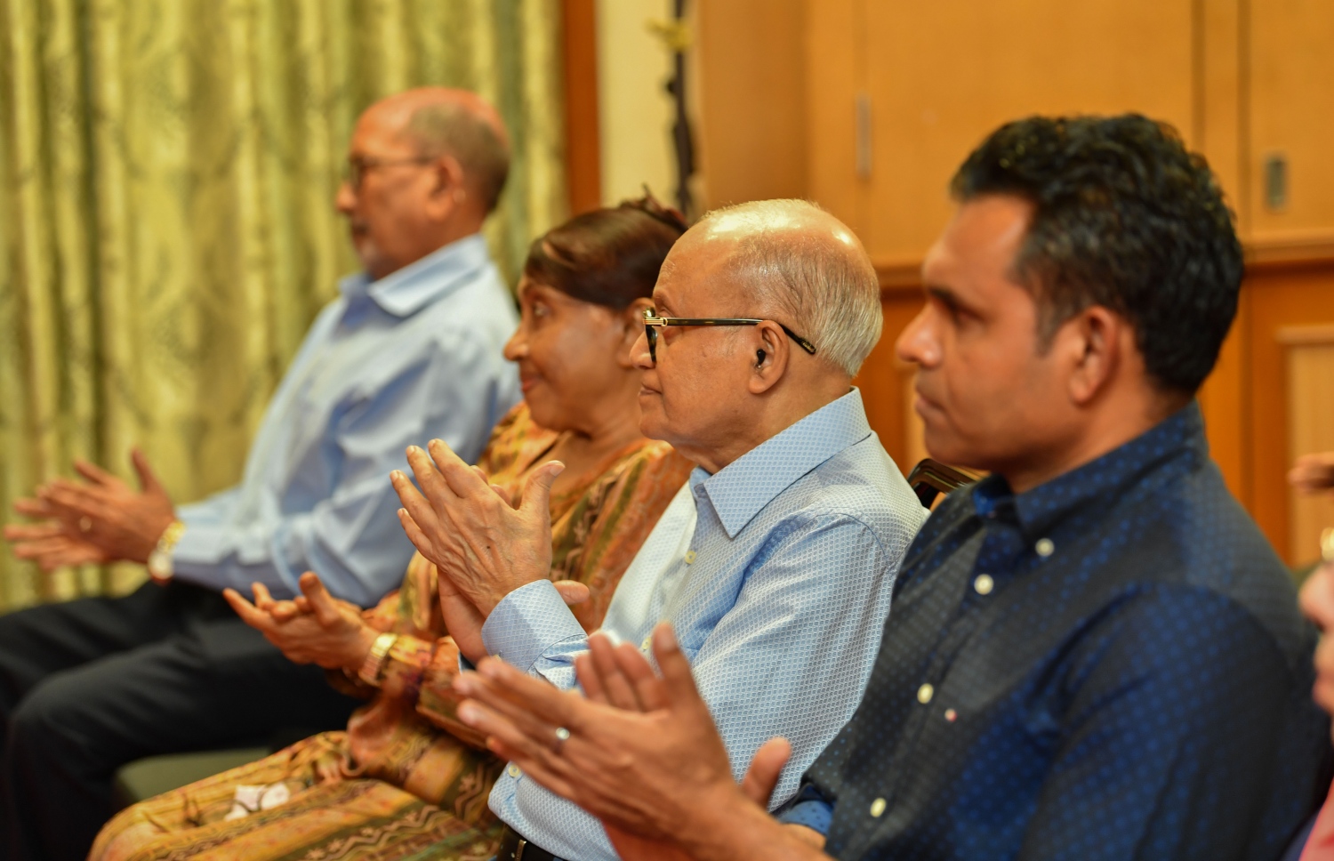 އުމަރު ޒާހިރާ ގުޅޭ ގޮތުން ކުރީގެ ރައީސް މައުމޫން އަބްދުލްގައްޔޫމުގެ ފައުންޑޭޝަނުން އިސްވެ ތައްޔާރުކުރި ފޮތެއް ނެރުމަށް ބޭއްވި ޖަލްސާގައި، ނައިބު ރައީސް ފައިސަލާއި މައުމޫންގެ ދެކަނބަލުން އަދި އެހެން ބައެއް ބޭފުޅުން ބައިވެރިވެ ވަޑައިގަންނަވަނީ.---ފޮޓޯ: ރައީސް އޮފީސް