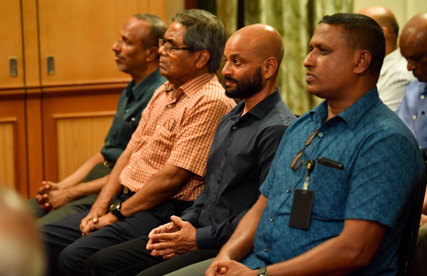 އުމަރު ޒާހިރާ ގުޅޭ ގޮތުން ކުރީގެ ރައީސް މައުމޫން އަބްދުލްގައްޔޫމުގެ ފައުންޑޭޝަނުން އިސްވެ ތައްޔާރުކުރި ފޮތެއް ނެރުމަށް ބޭއްވި ޖަލްސާގައި، ފާރިސް މައުމޫންގެ އިތުރުން އެހެން ބައެއް ބޭފުޅުން ބައިވެރިވެ ވަޑައިގަންނަވަނީ.---ފޮޓޯ: ރައީސް އޮފީސް